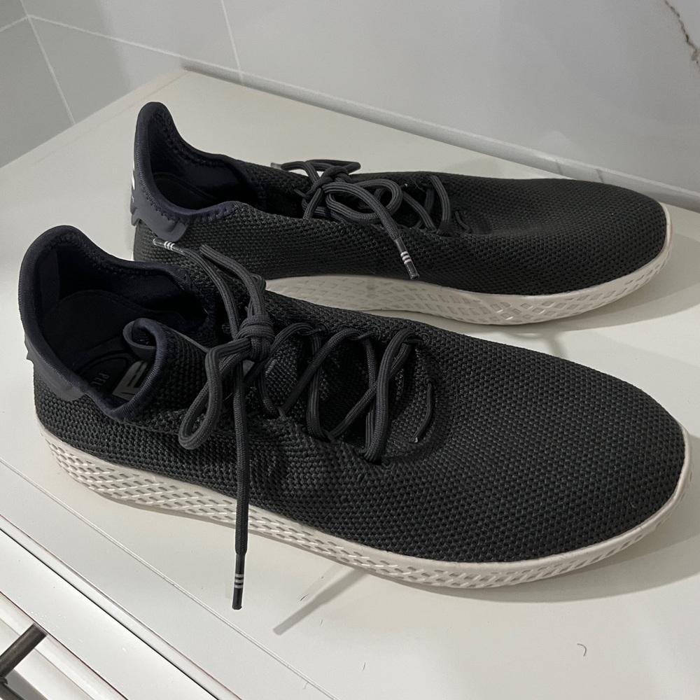 Men’s Size 9 Adidas x Pharrell Williams HU Knit Sneaker - Brand New